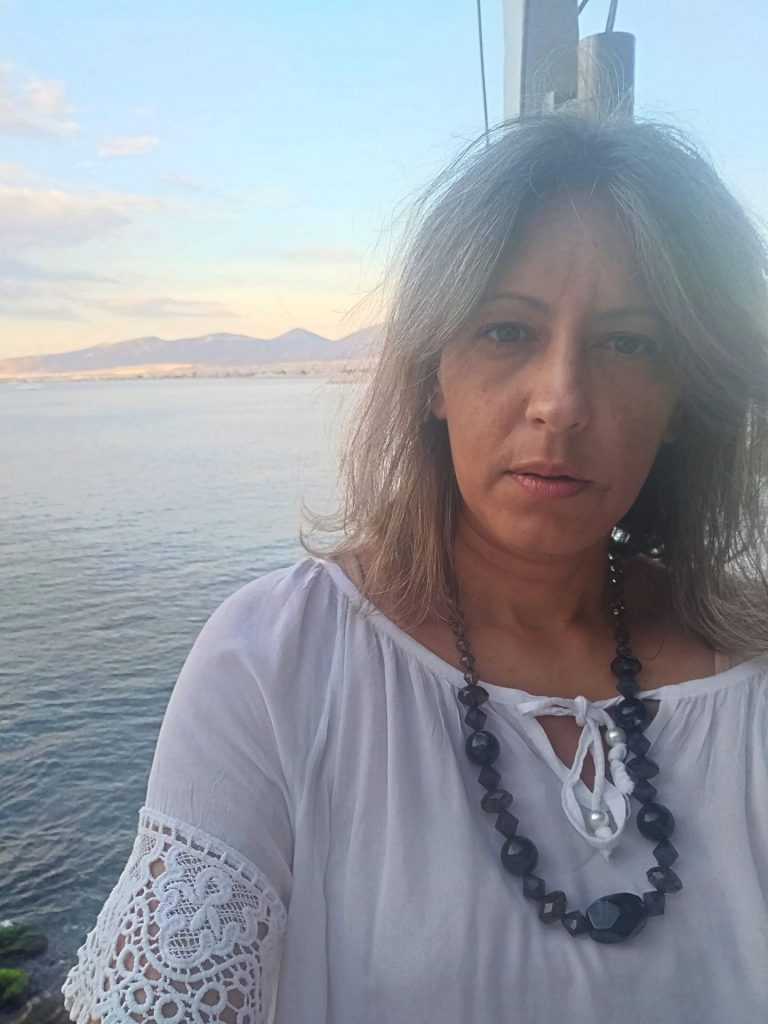 Στην δεύτερη συνέντευξη της νέας μας κατηγορίας στην στήλη “Γωνιά του Βιβλίου” φιλοξενούμε τη Μαρία Λουκάκη, συγγραφέα του παιδικού βιβλίου “Μια φρουτιέρα ζαβολιές”